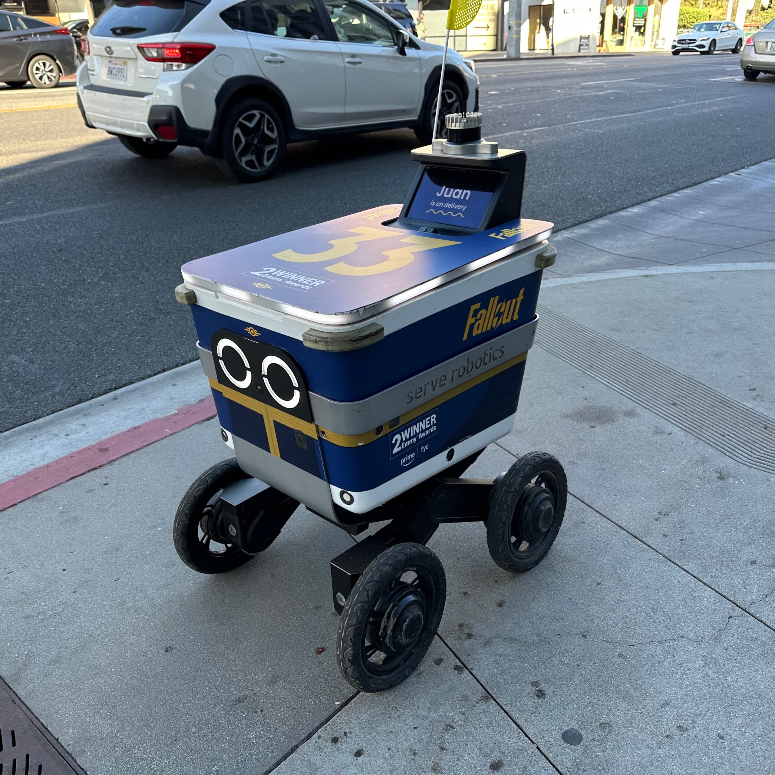 Robot de livraison autonome circulant sur les trottoirs