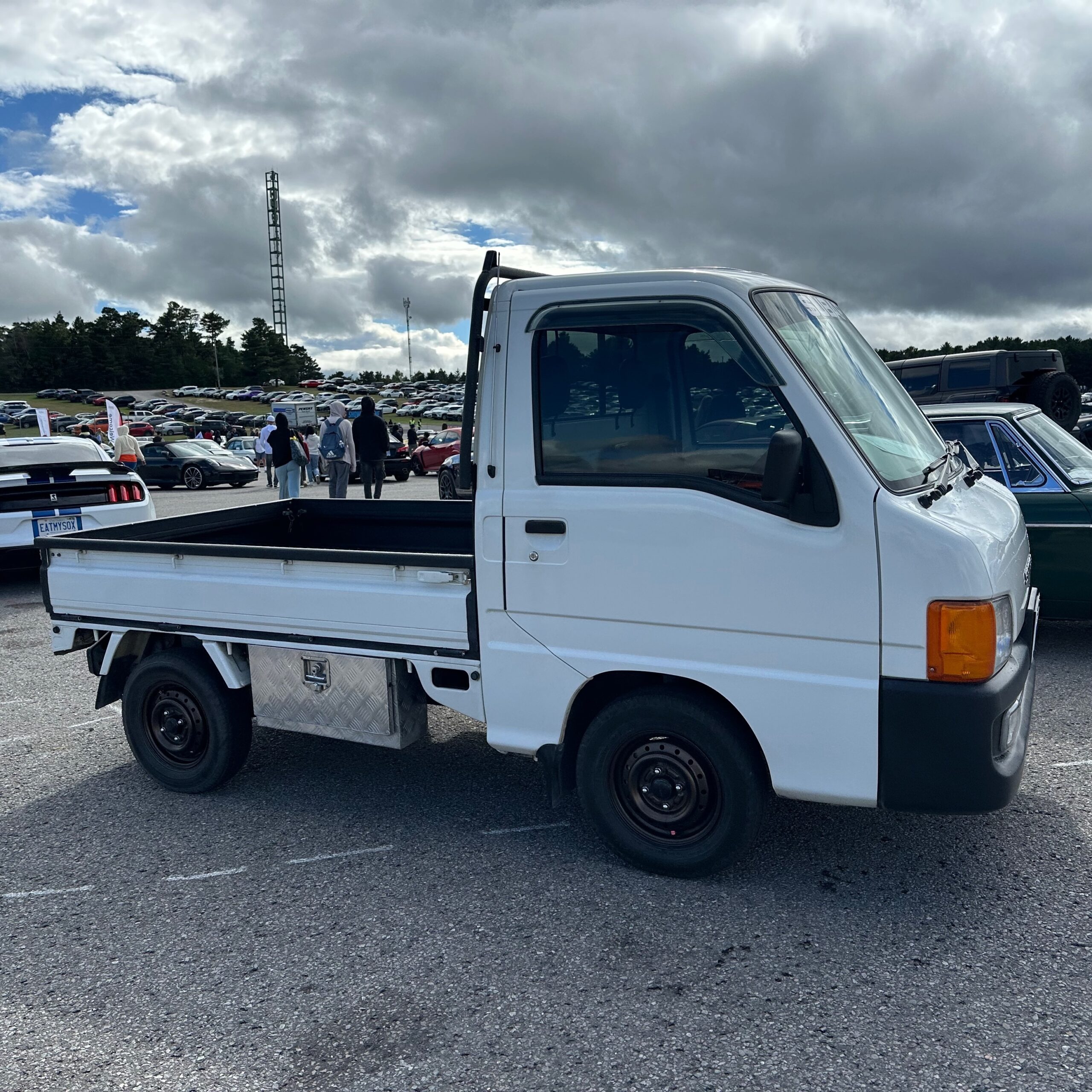 Camionnette et voiture compacte Kei conçues pour le transport léger